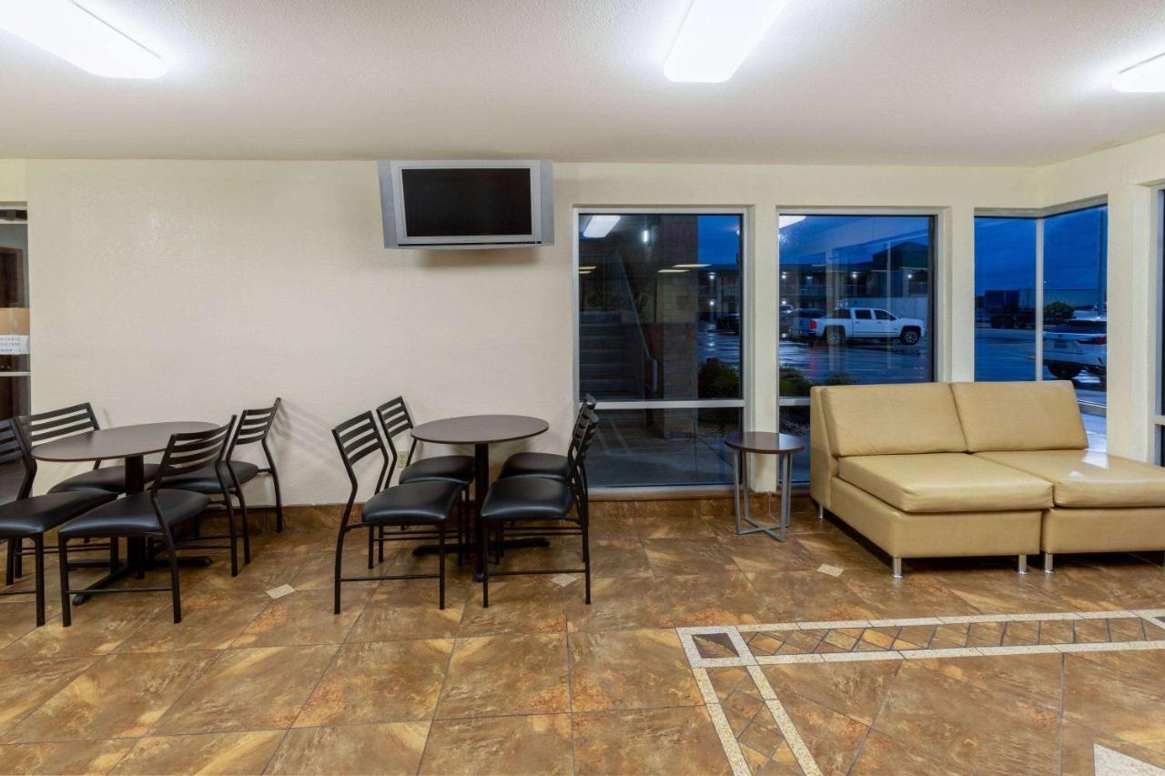 Super 8 By Wyndham Seguin Hotel Екстериор снимка