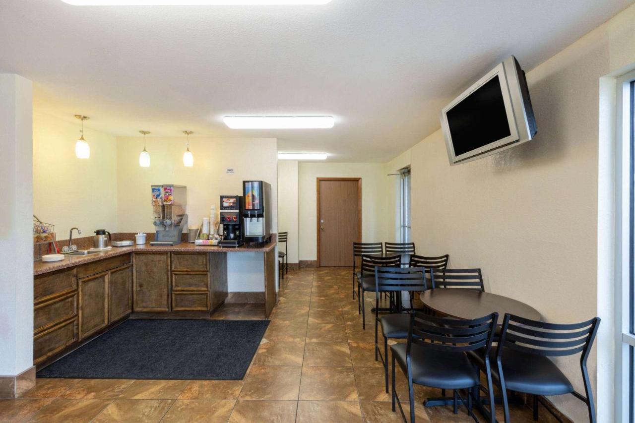 Super 8 By Wyndham Seguin Hotel Екстериор снимка