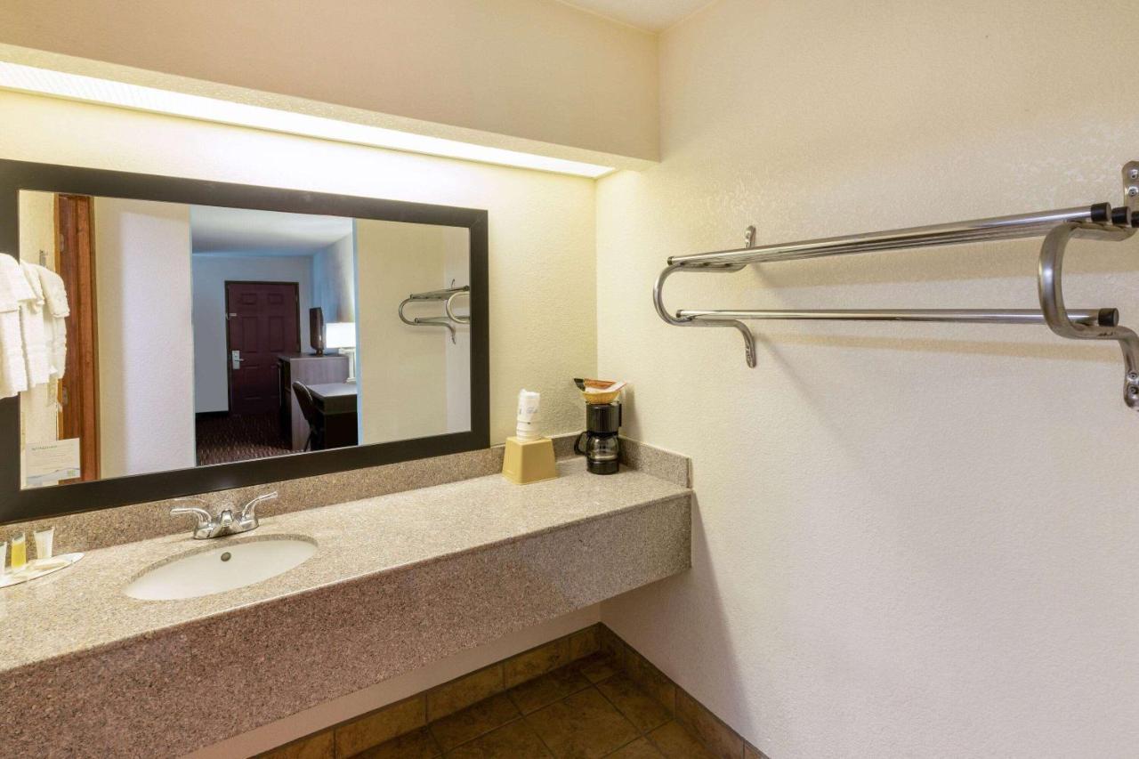 Super 8 By Wyndham Seguin Hotel Екстериор снимка
