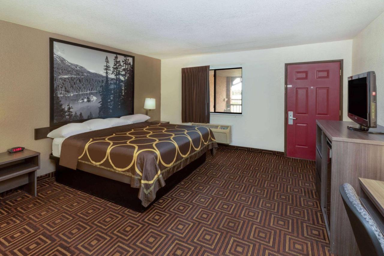 Super 8 By Wyndham Seguin Hotel Екстериор снимка