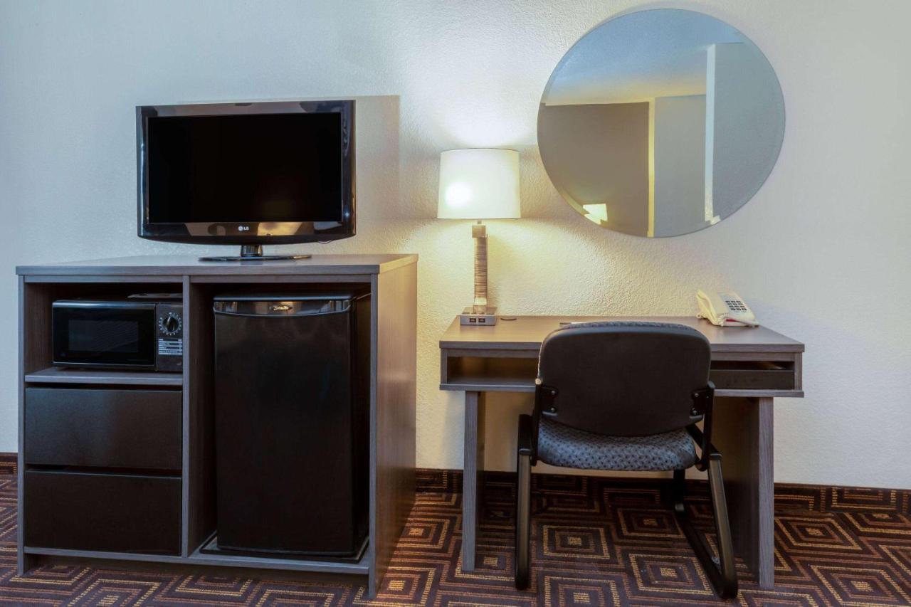 Super 8 By Wyndham Seguin Hotel Екстериор снимка