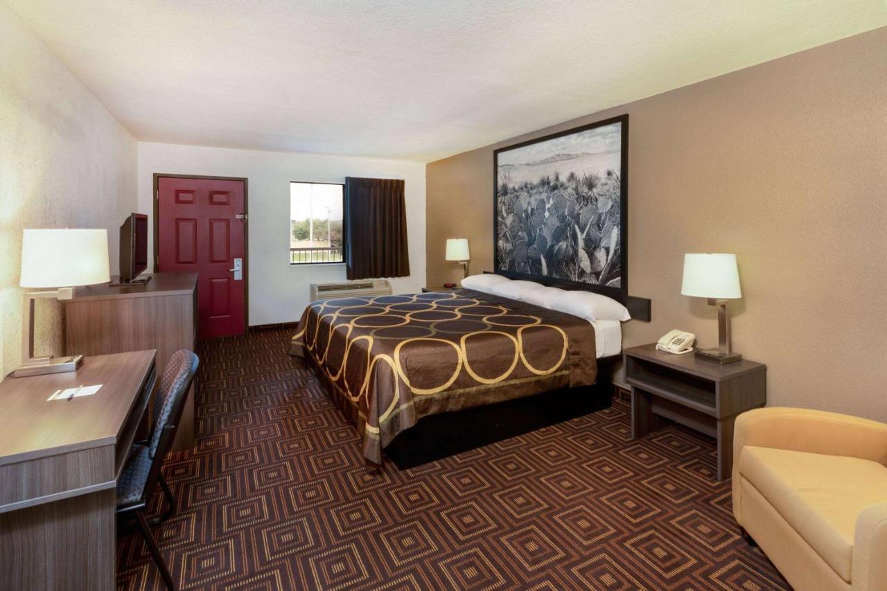 Super 8 By Wyndham Seguin Hotel Екстериор снимка