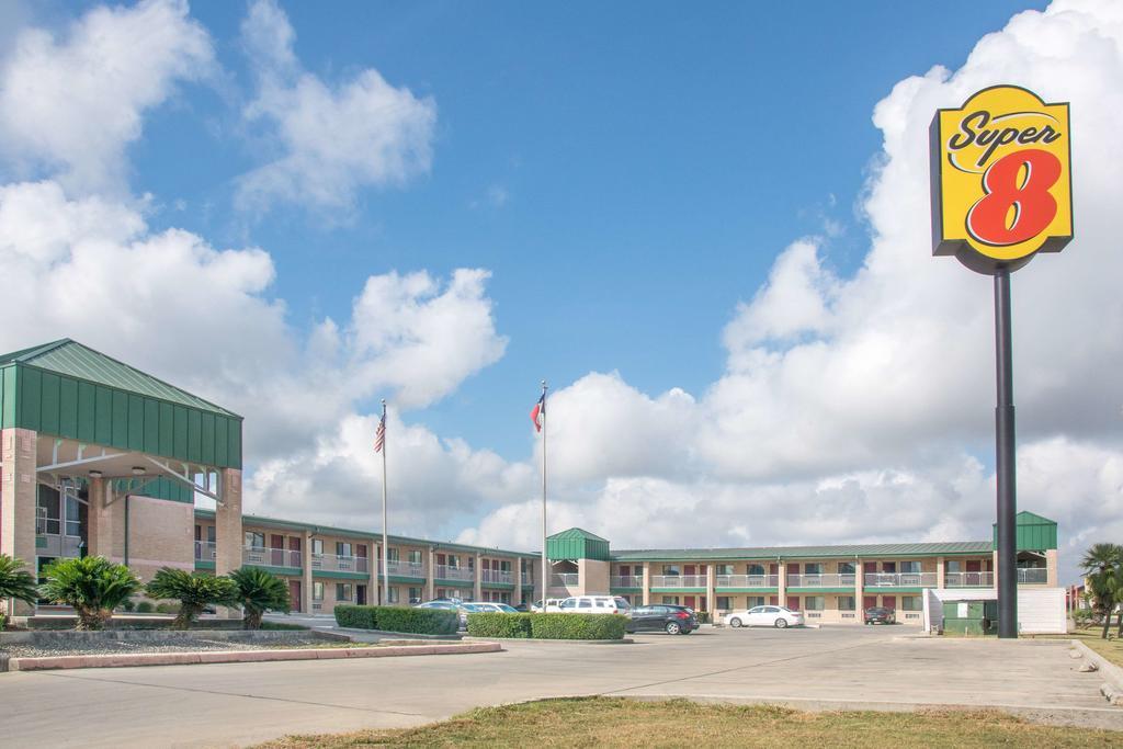 Super 8 By Wyndham Seguin Hotel Екстериор снимка