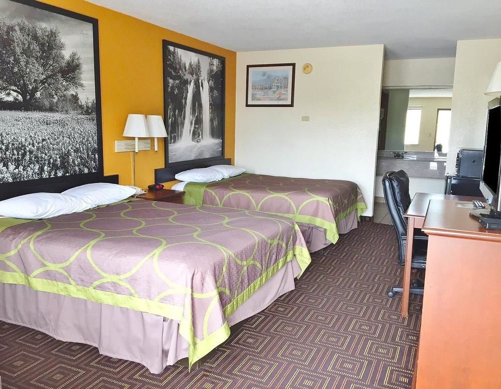 Super 8 By Wyndham Seguin Hotel Екстериор снимка