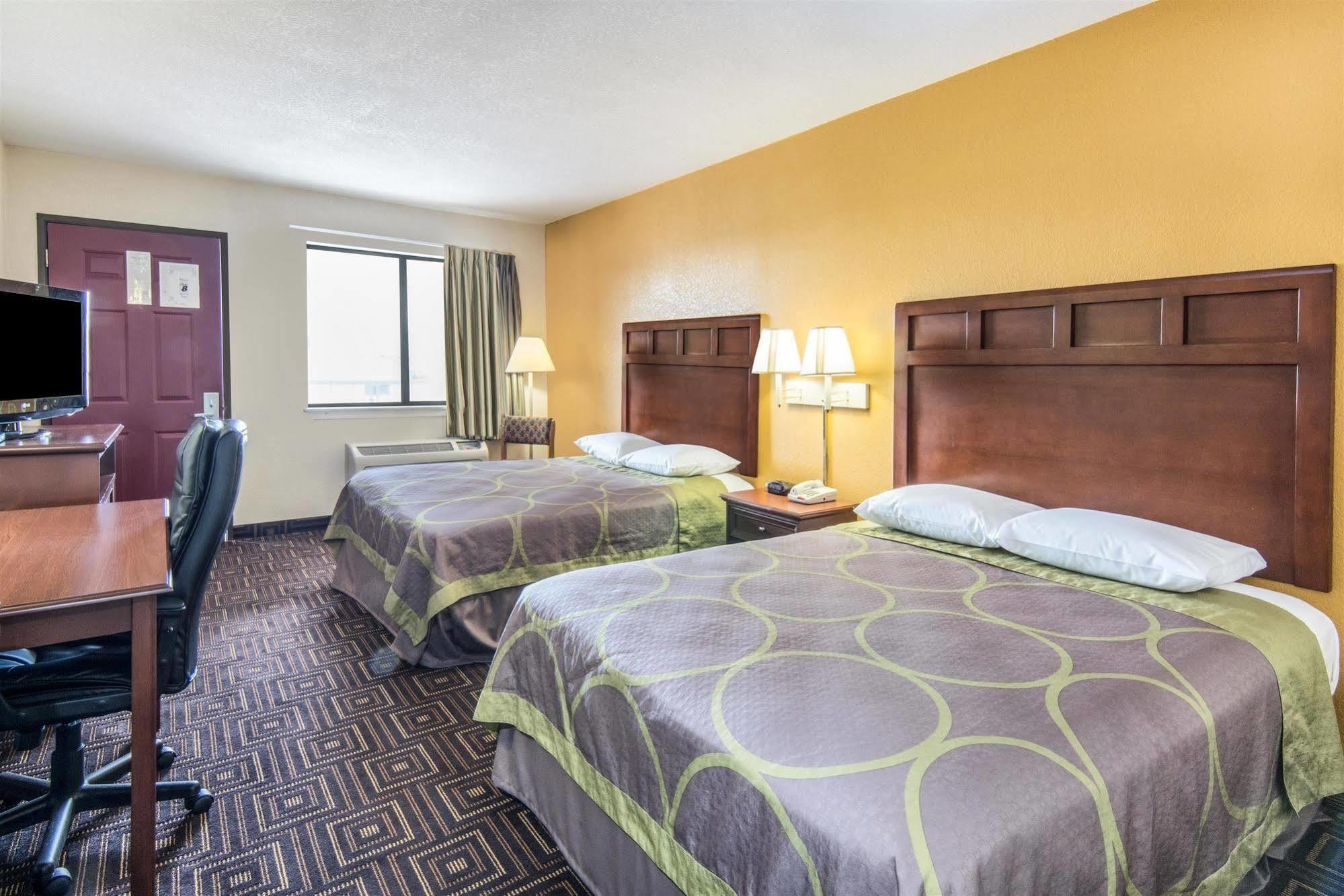 Super 8 By Wyndham Seguin Hotel Екстериор снимка