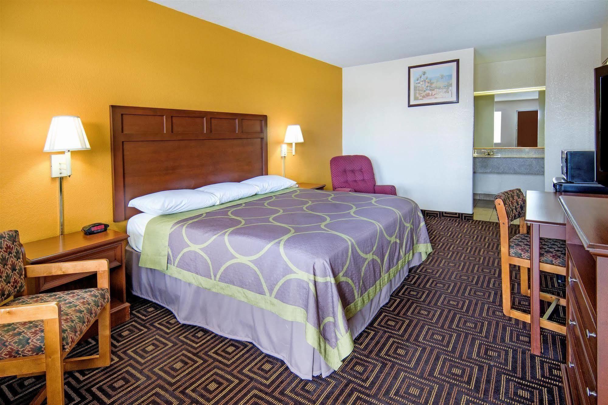 Super 8 By Wyndham Seguin Hotel Екстериор снимка