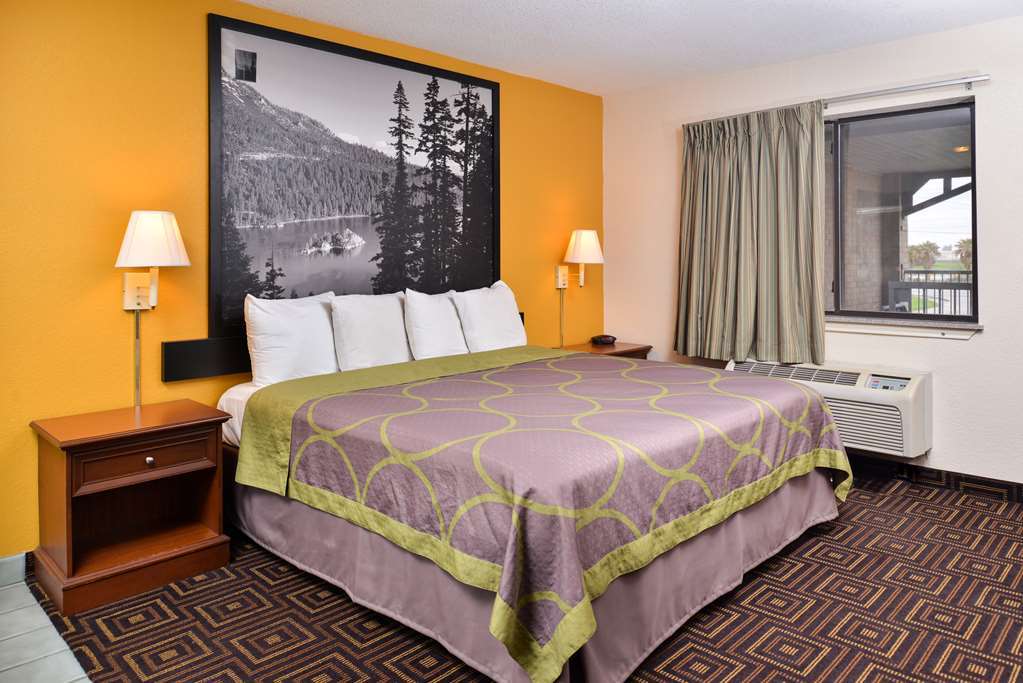 Super 8 By Wyndham Seguin Hotel Стая снимка